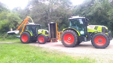 L’ETA Da Costa dispose de deux tracteurs Claas Arion 420 en location avec option d’achat pour réaliser ses prestations de services en broyage, entretien des paysages, travaux forestiers et élagage. L’ETA Da Costa dispose de deux tracteurs Claas Arion 420 en location avec option d’achat pour réaliser ses prestations de services en broyage, entretien des paysages, travaux forestiers et élagage.