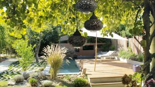 Les chiffres les plus récents de la filière montrent que le marché du jardin ne se porte pas si mal. Par contre, le végétal ne profite pas assez de cet engouement. Il est aujourd'hui de plus en plus concurrencé par les loisirs au jardin, l'aménagement, la décoration, les équipements, les produits pour le jardin, les outils motorisés...PHOTO : PASCAL FAYOLLE