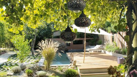 Les chiffres les plus récents de la filière montrent que le marché du jardin ne se porte pas si mal. Par contre, le végétal ne profite pas assez de cet engouement. Il est aujourd'hui de plus en plus concurrencé par les loisirs au jardin, l'aménagement, la décoration, les équipements, les produits pour le jardin, les outils motorisés...PHOTO : PASCAL FAYOLLE