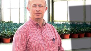 1. Michel Brunet, horticulteur spécialisé dans les plantes en pot fleuries, a également été président de l'Astredhor de 1996 à 2004. Il a ainsi pu observer, analyser et accompagner les grandes évolutions du secteur, dont les obtentions de nouveautés variétales, ainsi que les aspects relatifs au marché à l'international.