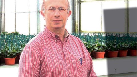 1. Michel Brunet, horticulteur spécialisé dans les plantes en pot fleuries, a également été président de l'Astredhor de 1996 à 2004. Il a ainsi pu observer, analyser et accompagner les grandes évolutions du secteur, dont les obtentions de nouveautés variétales, ainsi que les aspects relatifs au marché à l'international.