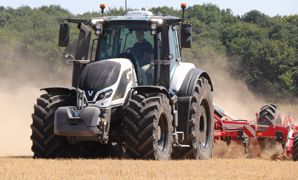 La série Q complète l'offre de tracteurs Valtra. Elle se positionne entre les modèles de la série T et ceux de la série S. La série Q complète l'offre de tracteurs Valtra. Elle se positionne entre les modèles de la série T et ceux de la série S.