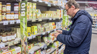 Des représentants de la filière biologique accusent plusieurs enseignes de distribution de "se désengager du marché bio". Des représentants de la filière biologique accusent plusieurs enseignes de distribution de "se désengager du marché bio".