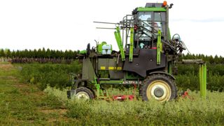 Les exigences en termes de compétences dans le domaine des agroéquipements concernent toutes les filières à chaque fois que l'on remplace la main-d'oeuvre par des machines (de plus en plus chères, de plus en plus complexes). Les matériels avec de l'hydraulique, les GPS, l'informatique embarquée... engendrent des besoins en personnels spécialisés.PHOTO : ODILE MAILLARD Les exigences en termes de compétences dans le domaine des agroéquipements concernent toutes les filières à chaque fois que l'on remplace la main-d'oeuvre par des machines (de plus en plus chères, de plus en plus complexes). Les matériels avec de l'hydraulique, les GPS, l'informatique embarquée... engendrent des besoins en personnels spécialisés.PHOTO : ODILE MAILLARD