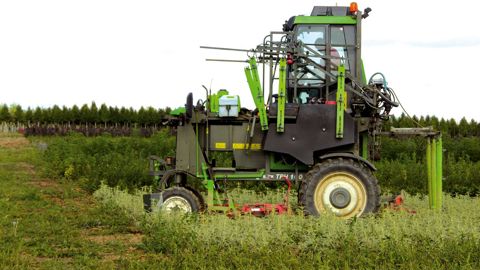 Les exigences en termes de compétences dans le domaine des agroéquipements concernent toutes les filières à chaque fois que l'on remplace la main-d'oeuvre par des machines (de plus en plus chères, de plus en plus complexes). Les matériels avec de l'hydraulique, les GPS, l'informatique embarquée... engendrent des besoins en personnels spécialisés.PHOTO : ODILE MAILLARD