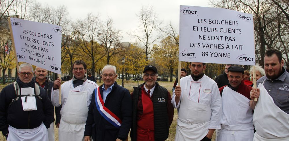 Au centre, Bruno Jeandot, président de la Fédération des bouchers charcutiers de l'Yonne, et plusieurs artisans du département venus manifester près de l'Assemblée Nationale à Paris, ce mardi 29 novembre 2022. Le député yonnais Daniel Grenon (en photo ici) et une vingtaine d'élus étaient présents en soutien à la profession.