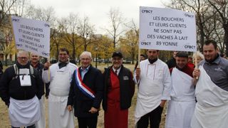 Au centre, Bruno Jeandot, président de la Fédération des bouchers charcutiers de l'Yonne, et plusieurs artisans du département venus manifester près de l'Assemblée Nationale à Paris, ce mardi 29 novembre 2022. Le député yonnais Daniel Grenon (en photo ici) et une vingtaine d'élus étaient présents en soutien à la profession. Au centre, Bruno Jeandot, président de la Fédération des bouchers charcutiers de l'Yonne, et plusieurs artisans du département venus manifester près de l'Assemblée Nationale à Paris, ce mardi 29 novembre 2022. Le député yonnais Daniel Grenon (en photo ici) et une vingtaine d'élus étaient présents en soutien à la profession.