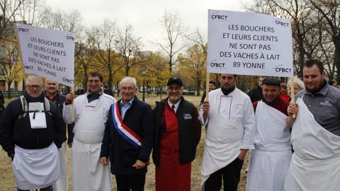 Au centre, Bruno Jeandot, président de la Fédération des bouchers charcutiers de l'Yonne, et plusieurs artisans du département venus manifester près de l'Assemblée Nationale à Paris, ce mardi 29 novembre 2022. Le député yonnais Daniel Grenon (en photo ici) et une vingtaine d'élus étaient présents en soutien à la profession. Au centre, Bruno Jeandot, président de la Fédération des bouchers charcutiers de l'Yonne, et plusieurs artisans du département venus manifester près de l'Assemblée Nationale à Paris, ce mardi 29 novembre 2022. Le député yonnais Daniel Grenon (en photo ici) et une vingtaine d'élus étaient présents en soutien à la profession.