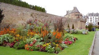 Le service espaces verts de Hennebont (56) a testé cette année deux cent trente espèces et variétés pour fleurir ses remparts. L'occasion de valoriser la ville et son savoir-faire auprès des professionnels de Bretagne, à l'occasion notamment d'une journée technique.PHOTO : HENNEBONT