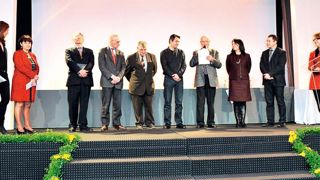 Chaque année, le prix des Villes et Villages Fleuris est remis à Paris, comme ici, en mars dernier, lors la dernière cérémonie du CNVVF. On reconnaît Chantal Lambert, directrice du CNVVF (derrière le pupitre à droite), Sylvia Pinel, alors ministre du Tourisme (troisième en partant de la droite), Martine Lesage, qui organise les jurys de fleurissement chaque année (deuxième en partant de la gauche), et Paul Roncière, le président du CNVVF (troisième en partant de la gauche).PHOTO : DH. SIMON