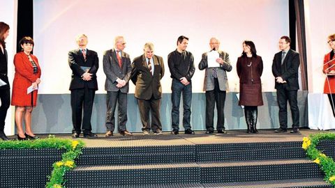 Chaque année, le prix des Villes et Villages Fleuris est remis à Paris, comme ici, en mars dernier, lors la dernière cérémonie du CNVVF. On reconnaît Chantal Lambert, directrice du CNVVF (derrière le pupitre à droite), Sylvia Pinel, alors ministre du Tourisme (troisième en partant de la droite), Martine Lesage, qui organise les jurys de fleurissement chaque année (deuxième en partant de la gauche), et Paul Roncière, le président du CNVVF (troisième en partant de la gauche).PHOTO : DH. SIMON