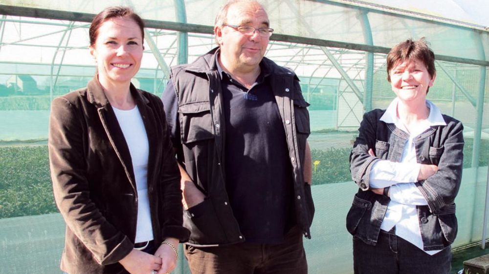 De gauche à droite : Geneviève Pelleter, directrice commerciale de Kérisnel les pépinières ; Paul Goarant, président, pépiniériste (EARL Pépinières Goarant) ; Viviane Mellouët, directrice générale.PHOTO : VALÉRIE VIDRIL De gauche à droite : Geneviève Pelleter, directrice commerciale de Kérisnel les pépinières ; Paul Goarant, président, pépiniériste (EARL Pépinières Goarant) ; Viviane Mellouët, directrice générale.PHOTO : VALÉRIE VIDRIL