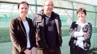 De gauche à droite : Geneviève Pelleter, directrice commerciale de Kérisnel les pépinières ; Paul Goarant, président, pépiniériste (EARL Pépinières Goarant) ; Viviane Mellouët, directrice générale.PHOTO : VALÉRIE VIDRIL