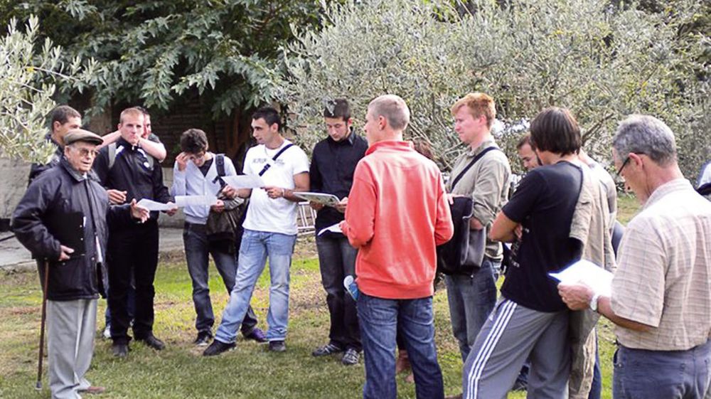 Dans leur programme de visites, les apprentis en CAPA « travaux paysagers » du CFAAH de Marseille (13) rencontrent Marc Charlet, vice-président de la Société d'horticulture des Bouches-du-Rhône, et créateur du verger conservatoire d'oliviers du CFA.PHOTO : CFAAH 13