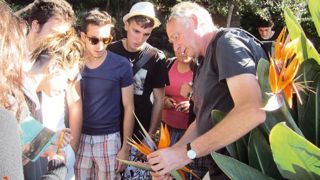 1. Dans le cadre d'un voyage d'études au jardin botanique de Madère, Christian Gallet montre aux élèves une inflorescence de Strelitzia. L'occasion pour ce formateur de la Maison familiale rurale de Garachon, à Lambesc (13), de lancer de multiples discussions autour de ce sujet. 1. Dans le cadre d'un voyage d'études au jardin botanique de Madère, Christian Gallet montre aux élèves une inflorescence de Strelitzia. L'occasion pour ce formateur de la Maison familiale rurale de Garachon, à Lambesc (13), de lancer de multiples discussions autour de ce sujet.