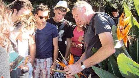 1. Dans le cadre d'un voyage d'études au jardin botanique de Madère, Christian Gallet montre aux élèves une inflorescence de Strelitzia. L'occasion pour ce formateur de la Maison familiale rurale de Garachon, à Lambesc (13), de lancer de multiples discussions autour de ce sujet.