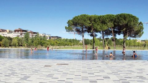Une enquête Ipsos commandée par l'Unep souligne que les jardins et les espaces végétalisés ne sont pas seulement considérés comme des lieux de détente et de loisirs ou contribuant à l'embellissement des villes, mais aussi comme des « biens sociaux ». Ces derniers favorisent le mieux-vivre ensemble et possèdent une haute valeur environnementale, à l'exemple de cette réalisation dans le quartier du Millénaire, à Montpellier (34).PHOTO : PASCAL FAYOLLE