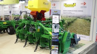 Valentini introduit l'Apollo-Strip, un strip-till rotatif travaillant 4 rangs. Valentini introduit l'Apollo-Strip, un strip-till rotatif travaillant 4 rangs.