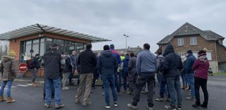 Le 26 janvier , 50 livreurs de Danone devant les grilles du site du Molay Littry (Calvados). c.hue Le 26 janvier , 50 livreurs de Danone devant les grilles du site du Molay Littry (Calvados). c.hue