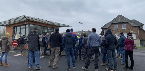 Le 26 janvier , 50 livreurs de Danone devant les grilles du site du Molay Littry (Calvados). c.hue