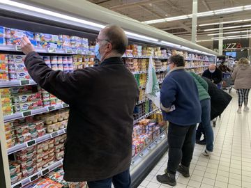 Le 18 février 2022, dans le cadre d’opérations Egalim 2 en GMS, des livreurs de Danone ont «stické» des yaourts Danone dans le supermarché E.Leclerc de Saint-Valery-en-Caux (Seine-Maritime). c.hue