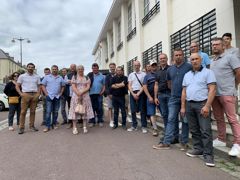 Soixante-dix producteurs se sont déplacés le 7 juillet au tribunal judiciaire de Coutances (Manche), pour soutenir l’action en justice de leur AOP Sunlait. © C.Hue Soixante-dix producteurs se sont déplacés le 7 juillet au tribunal judiciaire de Coutances (Manche), pour soutenir l’action en justice de leur AOP Sunlait. © C.Hue