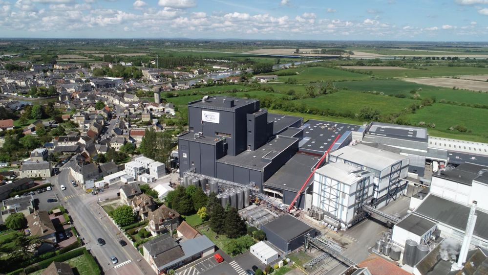 La nouvelle tour de production de poudres infantiles sera opérationnelle en août prochain. Sa capacité atteint 30 000 tonnes, pour 85 M€ d’investissements. © Isigny Sainte-Mère.