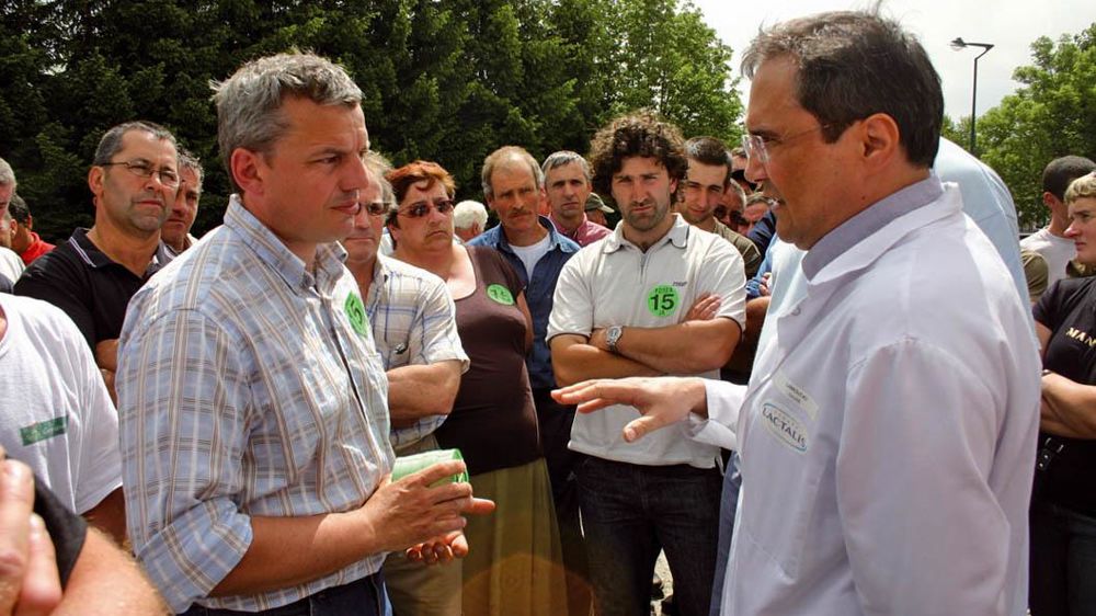 Michel Lacoste (à gauche), président de l'Association des producteurs de lait AOC d'Auvergne : « Ces primes ne combleront pas la baisse du prix du lait. »