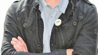 Laurent Pinatel, 44 ans, éleveur en Gaec avec sa soeur à Saint-Genest-Lerpt (Loire). Il produit 270 000 litres de lait bio et de la viande bovine, dont une partie est commercialisée en direct. Il emploie trois salariés pour la transformation, mais aussi pour le remplacer lorsqu'il s'absente. Secrétaire général de la Confédération paysanne de son département en 2009, il a appelé à la grève du lait. Porte-parole de la Confédération paysanne depuis 2013, il milite ardemment contre la ferme des 1 00 Laurent Pinatel, 44 ans, éleveur en Gaec avec sa soeur à Saint-Genest-Lerpt (Loire). Il produit 270 000 litres de lait bio et de la viande bovine, dont une partie est commercialisée en direct. Il emploie trois salariés pour la transformation, mais aussi pour le remplacer lorsqu'il s'absente. Secrétaire général de la Confédération paysanne de son département en 2009, il a appelé à la grève du lait. Porte-parole de la Confédération paysanne depuis 2013, il milite ardemment contre la ferme des 1 00