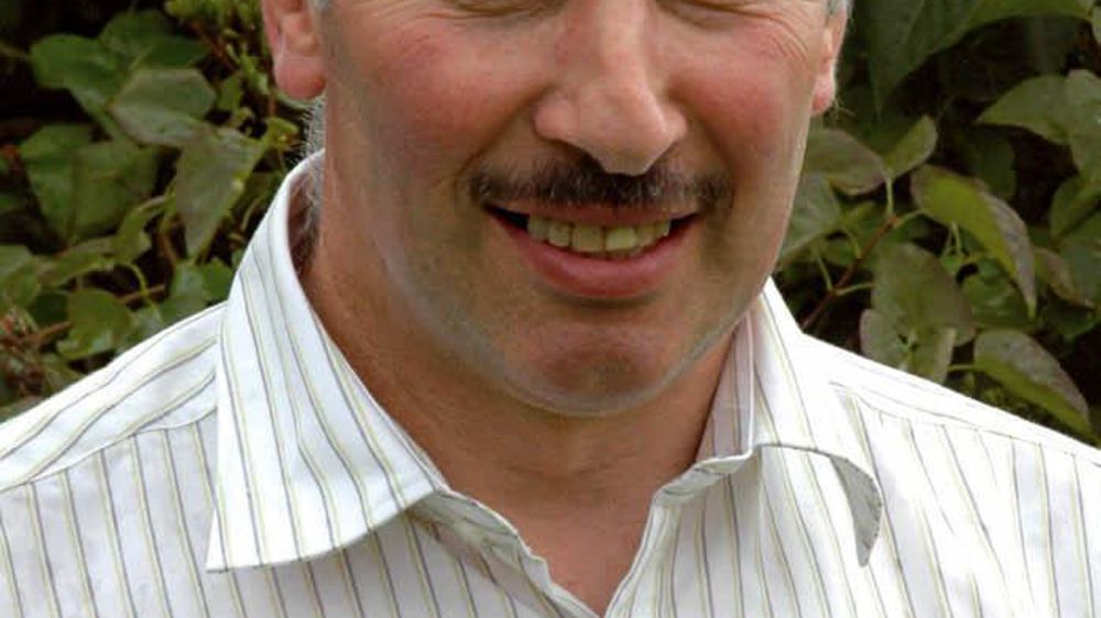 Romuald Schaber, 52 ans, président du BDM (Union allemande des producteurs laitiers) et de l'EMB (European Milk Board), producteur de lait en Bavière. À l'initiative, en 1998, de la création du BDM en marge du DBV, le syndicat majoritaire. Le BDM, qui déclare 30 000 adhérents, est le pilier de l'EMB, créé en 2006, qui regroupe des organisations de producteurs dans quatorze pays européens (dont l'OPL en France). C'est l'EMB qui avait lancé une grève du lait fin mai 2008. Particulièrement suivie e