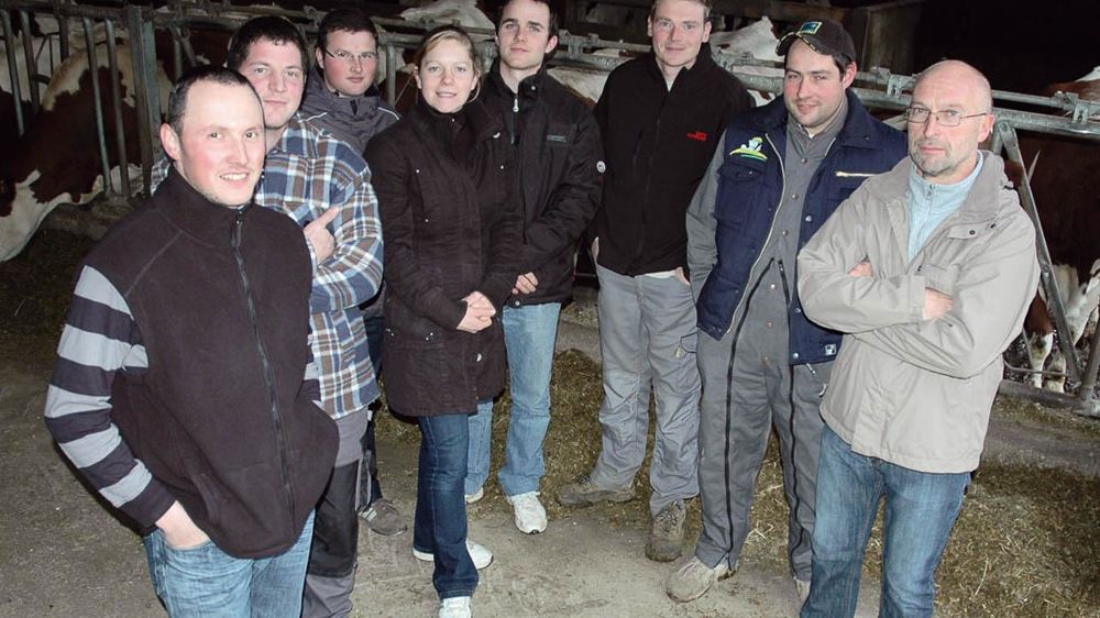 Derrière Damien Legain, président des JA du canton d'Audeux, une partie de l'équipe (Guillaume, Julien, Aurore, Matthieu, Benoît et Gérard) et Alain Mesnier, du Gaec de Pierley à Serre-les-Sapins, qui accueillera la finale le 12 janvier.