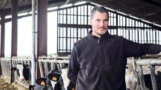 Le Gaec de la Hount de l'Or exploite 110 ha et dispose de 430 000 l de quota. Olivier vient de terminer sa mise aux normes (plus de 35 000 €), a fait beaucoup d'efforts pour satisfaire aux critères de la route du lait. « Ce serait dommage d'arrêter maintenant ! », déclare Olivier. Le Gaec de la Hount de l'Or exploite 110 ha et dispose de 430 000 l de quota. Olivier vient de terminer sa mise aux normes (plus de 35 000 €), a fait beaucoup d'efforts pour satisfaire aux critères de la route du lait. « Ce serait dommage d'arrêter maintenant ! », déclare Olivier.