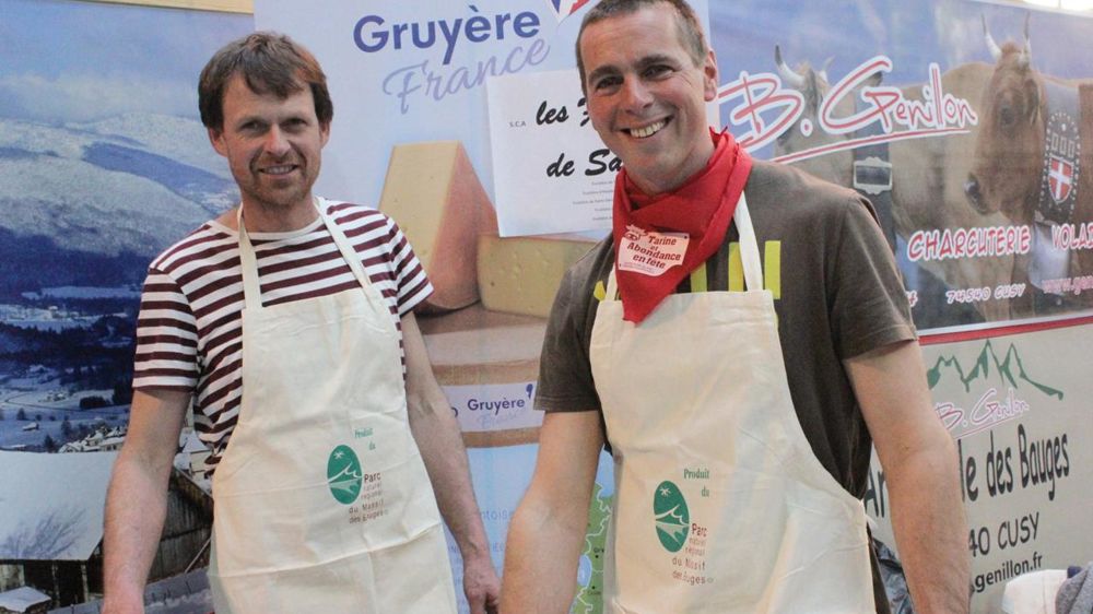Olivier Grillet, président du Syndicat interprofessionel du gruyère et secrétaire des Fruitières de Savoie, l'un des opérateurs de la filière Gruyère France, avec David Thomé, vice-président de cette coopérative savoyarde : « Nous travaillons sur la notoriété de notre fromage. »© A.B.