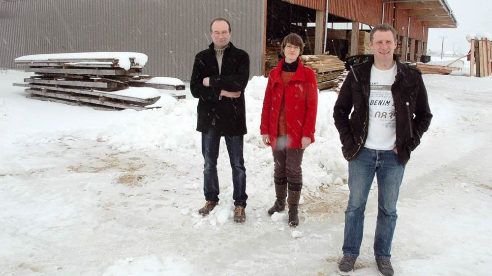 Devant le bâtiment qui abritera l'unité de déshydratation, Emmanuel Marguet, président de la SAS Desia25, en compagnie de Virginie Meier, directrice, et Denis Grandjean, l'un des administrateurs.© JEAN-MICHEL VOCORET