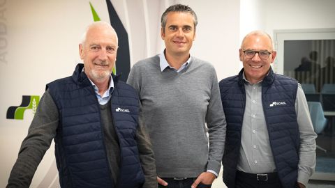 Lionel Gibier, prochainement à la retraite, Jean-Sébastien Loyer, directeur général du groupe Scael et Olivier Charasse, nouveau directeur du pôle agricole. © SCAEL