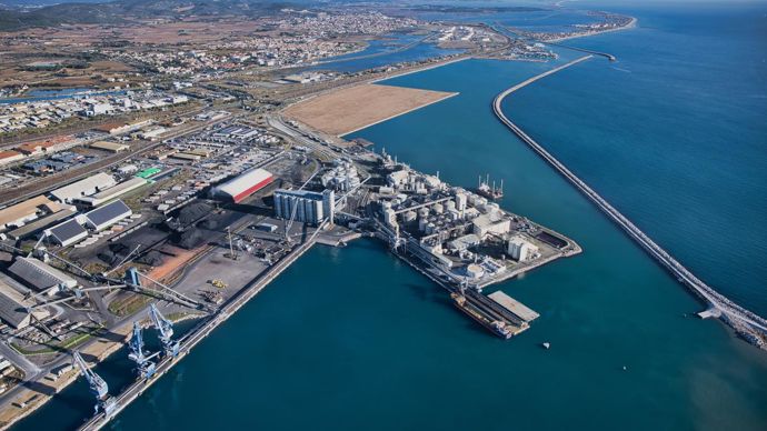 Les silos de Centre Grains (au centre) sont situés à proximité de l’usine Saipol de Sète (à dr.). © 4vents-Saipol