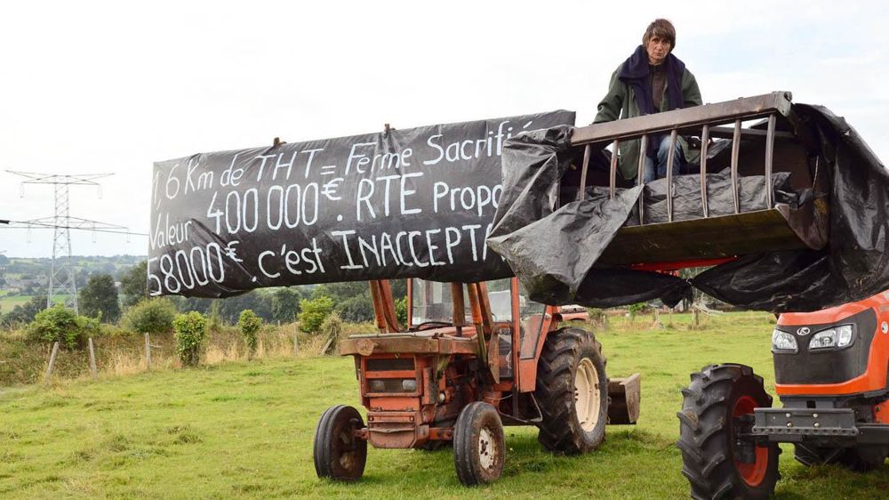 Du 30 juillet 2012 au 22 janvier 2013, Martine Leroy a occupé chaque jour sa prairie pour empêcher RTE d'intervenir.© PICASA
