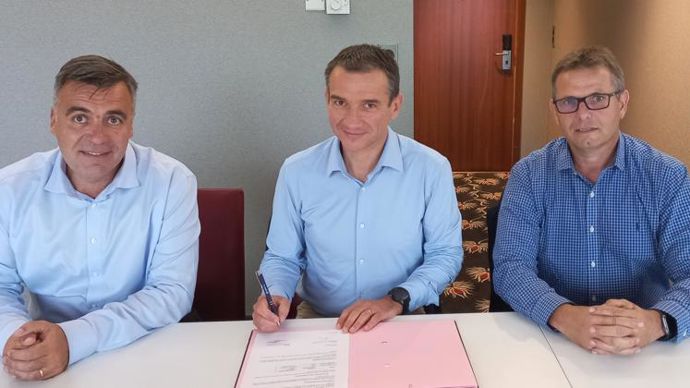 Le partenariat entre Euralis et Bonduelle, signé en juillet à Pau, a été rendu public le 17 octobre. De gauche à droite, les signataires : Laurent Dubain, DG du pôle agricole d’Euralis, Cyrille Auguste, DG de Bonduelle Europe Long Life, et Christophe Congues, président d’Euralis.