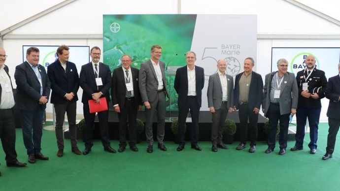 De nombreuses personnalités politiques se sont jointes à Benoit Rabilloud, président de Bayer France (au centre, 6e en partant de la gauche) pour l’inauguration. C’est dire l’importance à leurs yeux que peuvent prendre les biosolutions en agriculture. © B. CAILLIEZ