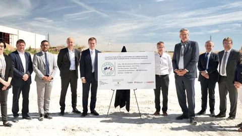 La première pierre a été posée en présence du préfet des Ardennes (5e à g.), d’élus locaux et de Jacky Goubault, président de Nealia (2e), Armand Barré, DG de Nealia (4e), Pascal Le Paih, président d’Aliane (6e), Christoph Büren, président du groupe Vivescia (7e), Olivier Miaux, DG de Vivescia Industries (8e) et Philippe Saint-Pol, DG Sanders Nord (9e).