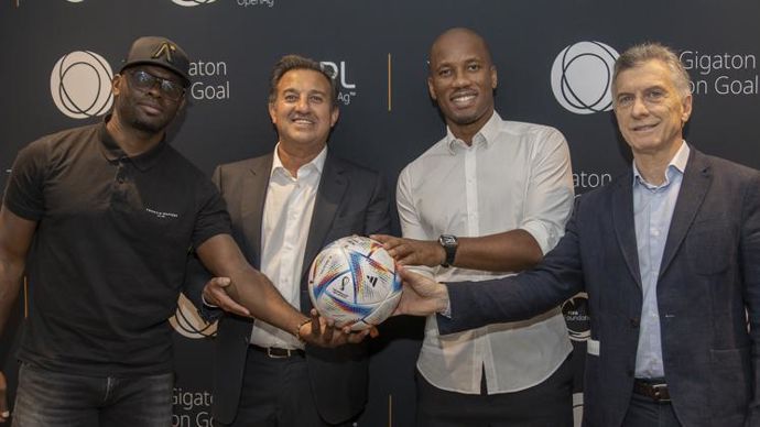 Le lancement européen du « Gigaton Carbon Goal » a eu lieu mercredi 6 juillet, à Paris, en présence de Jai Shroff, président du groupe UPL (2e à gauche), entouré des deux footballeurs Louis Saha (à g.) et Didier Drogba, ainsi que du président de la Fondation Fifa, Mauricio Macri. © LOIC BARATOUX
