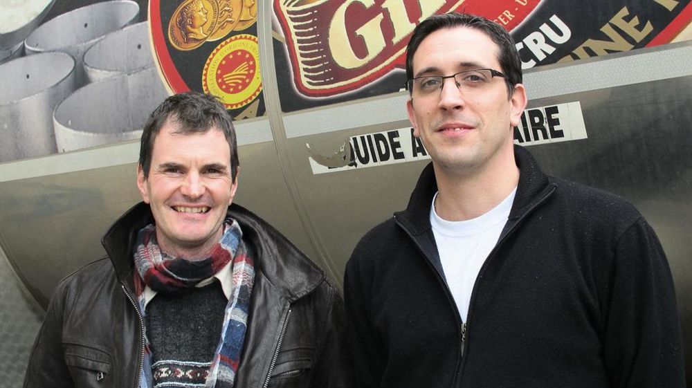 Pour Benoît Duval (à g.), président de l'OP des producteurs Gillot, et Kévin Bouvry, responsable de collecte de Gillot, le prix fixe à 340 € dans 50 % du calcul du prix de base reconnaît le travail des éleveurs et booste leur motivation pour l'AOP camembert de Normandie. © C.H.