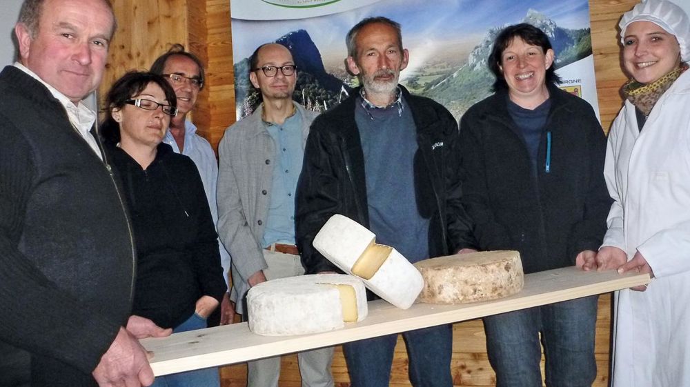 Franck Battut (à gauche), accompagné de producteurs de fourme et de la jeune responsable de la cave. © M.R.