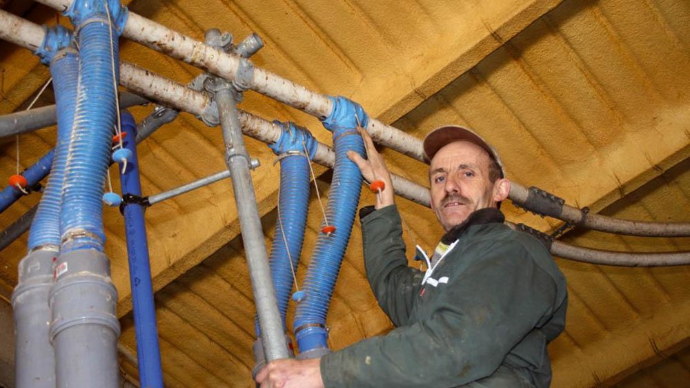 Francis Pellicier montre le collier du Dac, cause d'un accident qui a provoqué 74 acidoses, dont 30 mortelles.