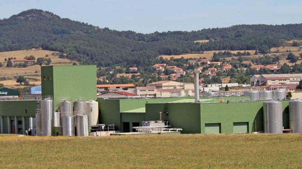 Le site de Saint-Germain-Laprade, près du Puy-en- Velay : la fromagerie du Velay produit des fromages à pâtes pressée, molle et fraîche. 40 millions de litres de lait y sont transformés chaque année.