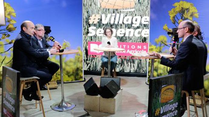 Notre journaliste Marion Coisne a mené les échanges entre Christophe Grison, président de Valfrance, Jean-Marie Séronie, agroéconomiste, Antoine Pissier, président de la FNA et Jean-Nicolas Simon, consultant et ancien cadre de coopérative (de gauche à droite). © R. FOURREAUX Notre journaliste Marion Coisne a mené les échanges entre Christophe Grison, président de Valfrance, Jean-Marie Séronie, agroéconomiste, Antoine Pissier, président de la FNA et Jean-Nicolas Simon, consultant et ancien cadre 