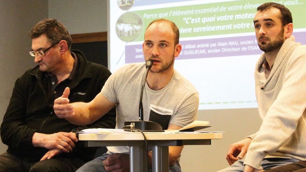 Bertrand Thizy a témoigné de sa vision du métier aux côtés d'autres agriculteurs du Rhône, lors de la dernière assemblée du GDS du Rhône.© A.B.