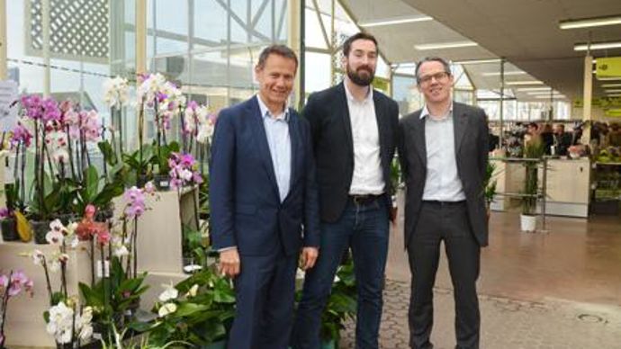De gauche à droite, Jean-Pierre Dassieu, directeur de Gamm vert SA, Guillaume Papillon, responsable du pôle Jardin-Loisirs 28 et Cédric Burg, directeur général de la Scael, ont inauguré le nouveau magasin Gamm vert de Vernouillet. © A. RICHARD De gauche à droite, Jean-Pierre Dassieu, directeur de Gamm vert SA, Guillaume Papillon, responsable du pôle Jardin-Loisirs 28 et Cédric Burg, directeur général de la Scael, ont inauguré le nouveau magasin Gamm vert de Vernouillet. © A. RICHARD