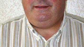 Gilbert Kéromnès 56 ans, éleveur à Plourin-lès- Morlaix, dans le Finistère, il est vice-président du groupe Even et de la FNCL, il participe à la réflexion des coopératives sur la contractualisation. Un document de travail a été présenté lors de l'assemblée générale d'avril 2009, et fait couler beaucoup d'encre. Les éleveurs craignent de perdre le pouvoir dans la filière. L'enjeu est de préserver un minimum d'homogénéité dans les prix payés aux producteurs, tout en veillant à l'équilibre du rapp Gilbert Kéromnès 56 ans, éleveur à Plourin-lès- Morlaix, dans le Finistère, il est vice-président du groupe Even et de la FNCL, il participe à la réflexion des coopératives sur la contractualisation. Un document de travail a été présenté lors de l'assemblée générale d'avril 2009, et fait couler beaucoup d'encre. Les éleveurs craignent de perdre le pouvoir dans la filière. L'enjeu est de préserver un minimum d'homogénéité dans les prix payés aux producteurs, tout en veillant à l'équilibre du rapp