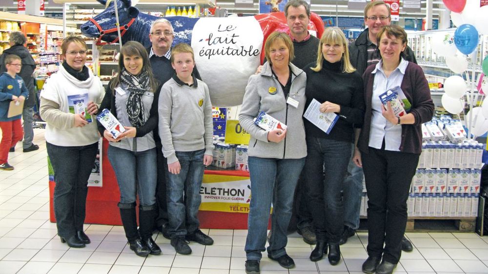 La chef aux deux étoiles Ghislaine Arabian (deuxième en partant de la droite) a soutenu les éleveurs sur les lieux de vente.